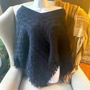 A Banana Republic Machine-Washable Wool-Cashmere Sweater Poncho M/L Black cozy